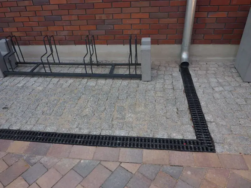 Betonowe odprowadzenie wody: jak wybrać i zamontować system