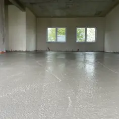 Świeżo wylana posadzka przemysłowa, gotowa do dalszych prac. Sprawdź, jaka jest posadzka przemysłowa cena.