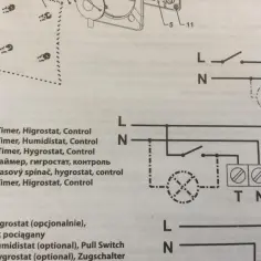 Schemat pokazuje, jak podłączyć wentylator łazienkowy do oświetlenia, wykorzystując timer i higrostat.