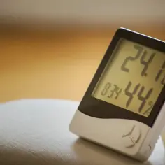 Cyfrowy termohigrometr pokazujący temperaturę 24.1°C i wilgotność 44%.