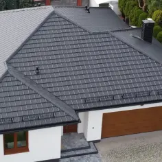 Dach domu z ciemnoszarym pokryciem dachowym, widok z góry.