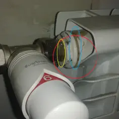 Uszczelnienie cieknącego grzejnika: widoczny zawór termostatyczny i miejsce połączenia z grzejnikiem, które wymaga naprawy.