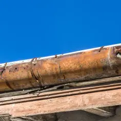 Koszt wymiany rynien: Ceny, czynniki i kalkulacja wydatków