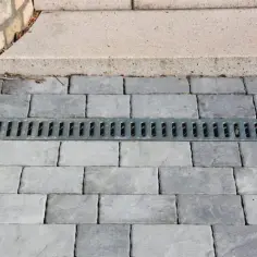 Betonowy odpływ liniowy: Trwałe rozwiązanie do walki z wodą