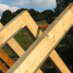 Łączenie krokwi na zakładkę: technika stabilnej konstrukcji dachu