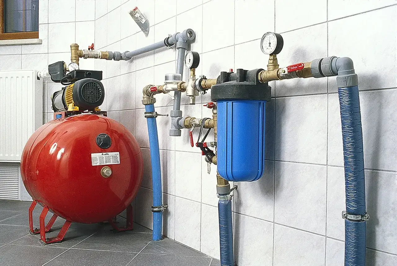 System hydroforowy z pompą i filtrem. Widać tu różne rodzaje rur, które mogą być używane jako jakie rury do wody pitnej.