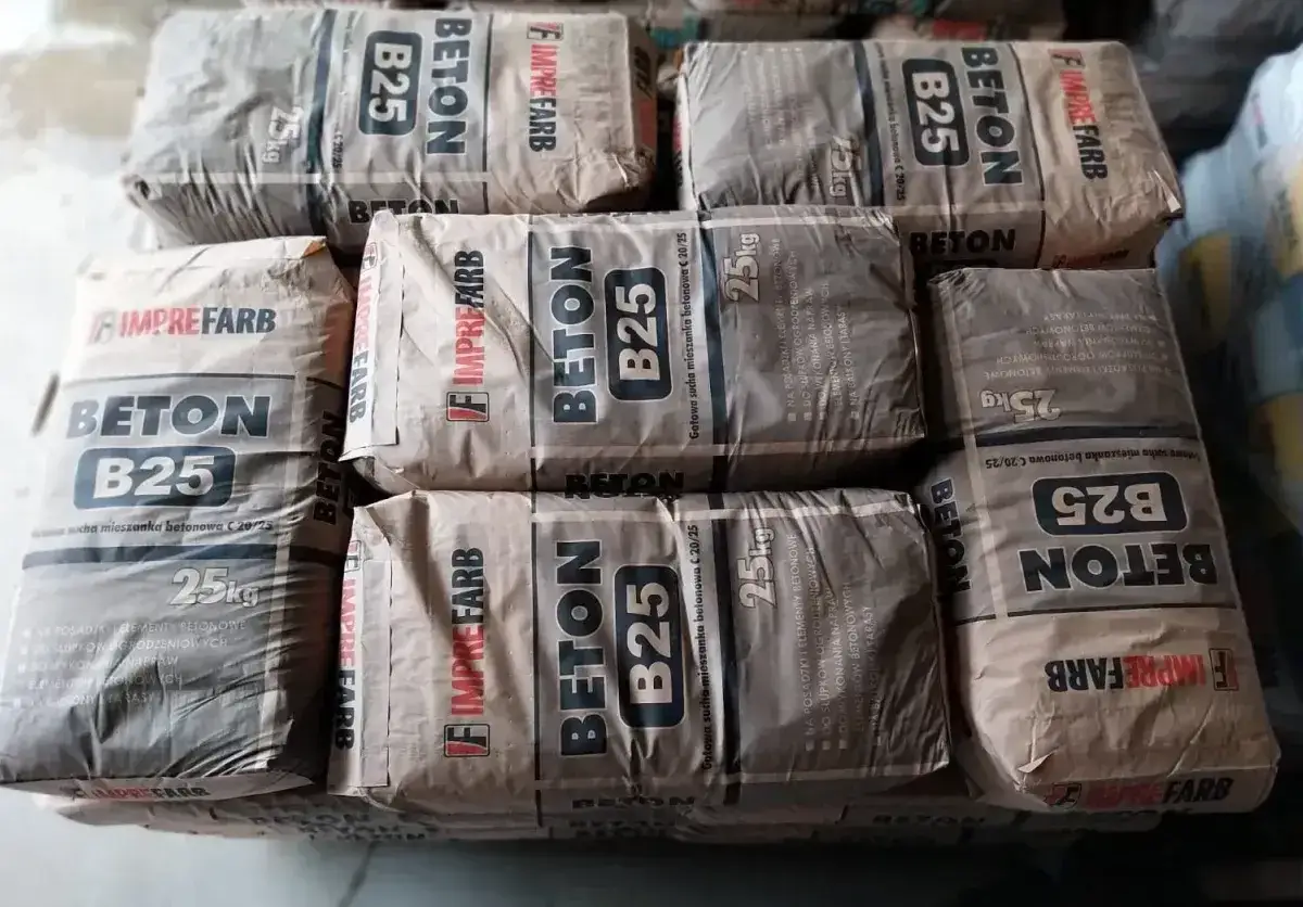 Stos worków betonu B25 po 25 kg na m3 zależy od potrzeb. Na m3 betonu potrzeba ok. 30-40 worków.