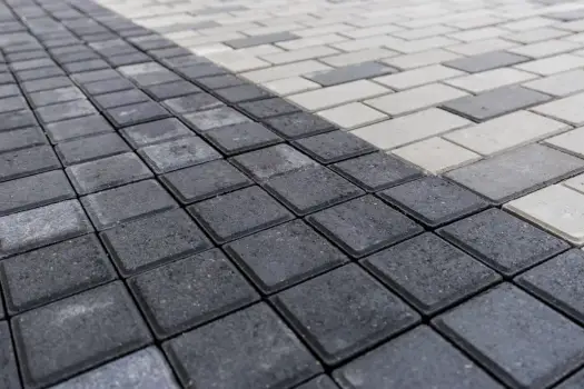 Ile kostki brukowej na m²? Wzory, zapas i przykłady