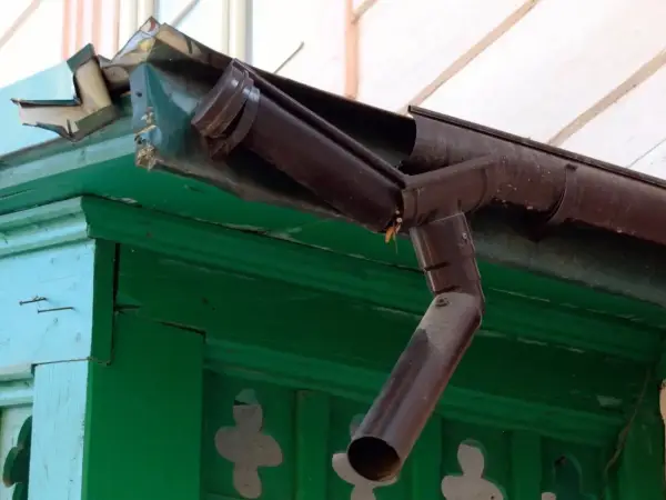 Uszczelnianie rynny PVC - Jak skutecznie naprawić przeciek?