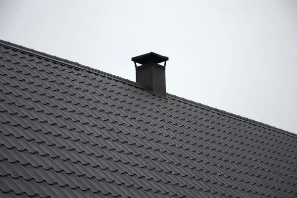Czym obłożyć komin na dachu? Poznaj najlepsze materiały