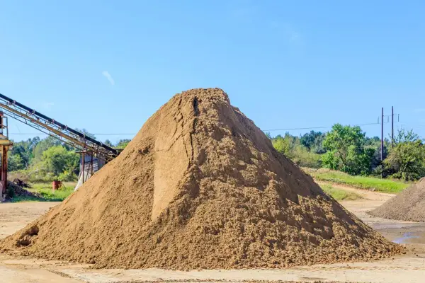 Ile kosztuje kubik piasku? Cena z dowozem - nie przepłacaj!