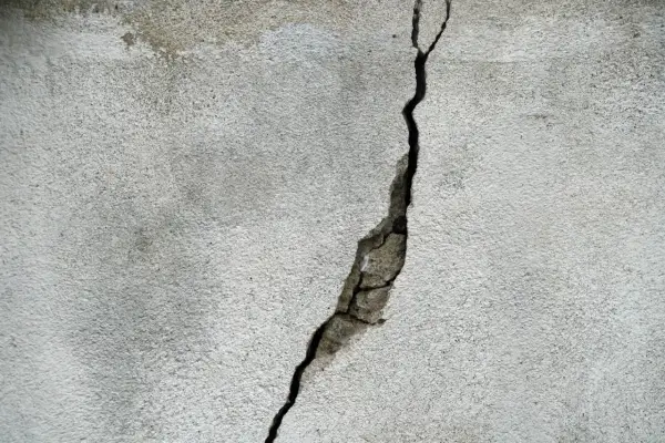 Czym wyrównać beton na zewnątrz? Dobór zaprawy i metody