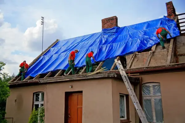 Naprawa dachu - Ile kosztuje i kiedy się opłaca?