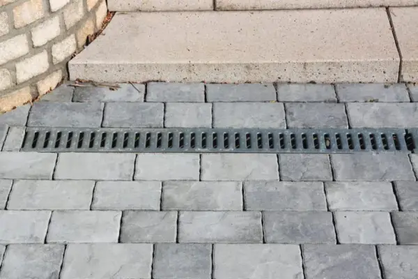 Betonowy odpływ liniowy: Trwałe rozwiązanie do walki z wodą