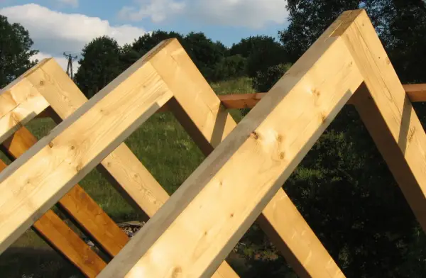 Łączenie krokwi na zakładkę: technika stabilnej konstrukcji dachu