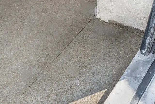 Wykonano dylatację betonu na zewnątrz, tworząc precyzyjne cięcie w nawierzchni.
