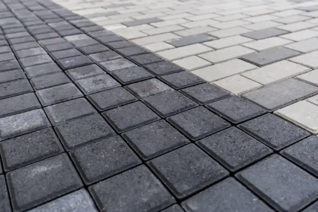 Ile kostki brukowej na m²? Wzory, zapas i przykłady