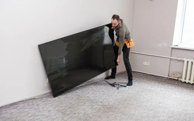Jak wysoko powiesić telewizor, by oglądać wygodnie?