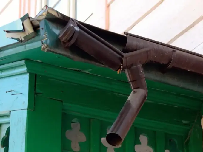 Uszczelnianie rynny PVC - Jak skutecznie naprawić przeciek?