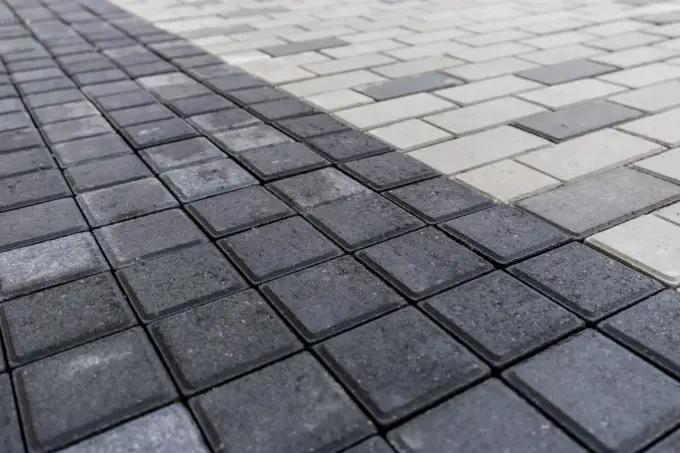 Ile kostki brukowej na m²? Wzory, zapas i przykłady