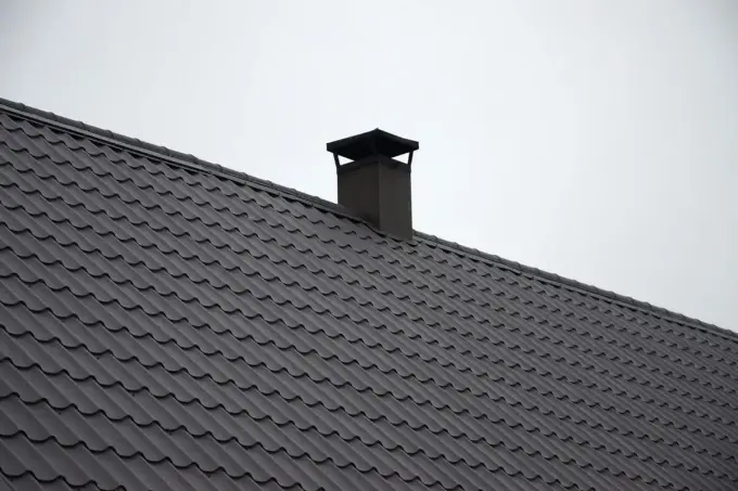 Czym obłożyć komin na dachu? Poznaj najlepsze materiały